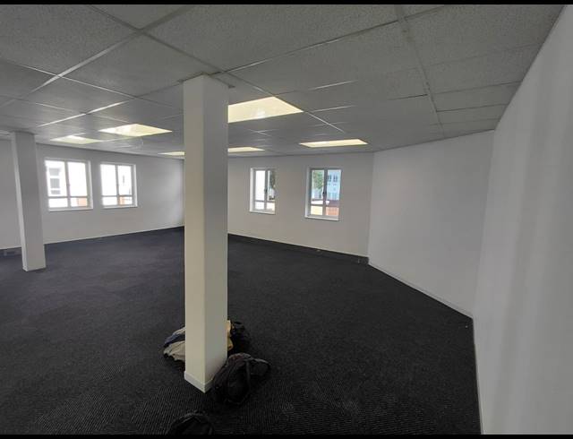 9,626M² OFFICE FOR SALE IN BRYANSTON